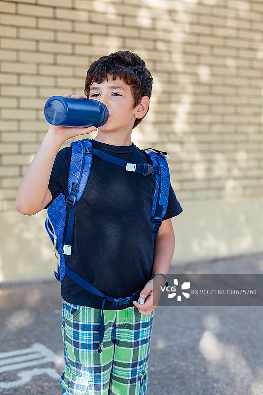 喝水的可爱小学生图片素材
