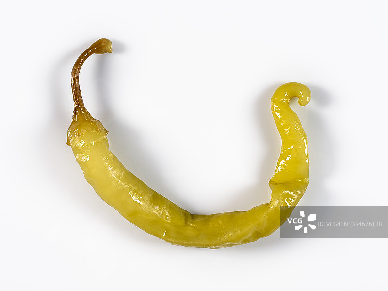 白色背景上形成一个圆圈的黄色辣椒图片素材