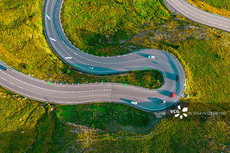 比利牛斯山脉弯曲山路的无人机视角图片素材