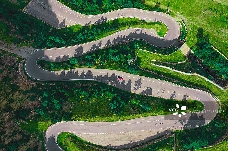 比利牛斯山脉红色汽车的弯曲山路无人机视角图片素材