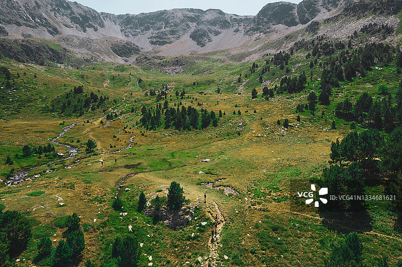 夏季徒步旅行者在比利牛斯山脉徒步旅行鸟瞰图片素材