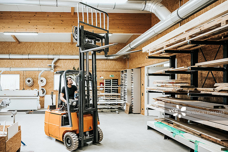 在木工车间使用叉车的工人图片素材