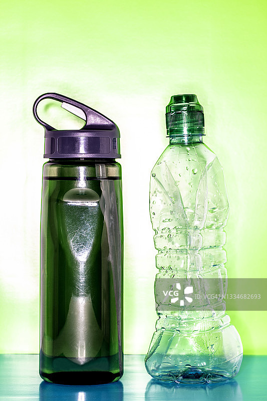 可重复使用和一次性塑料水瓶图片素材