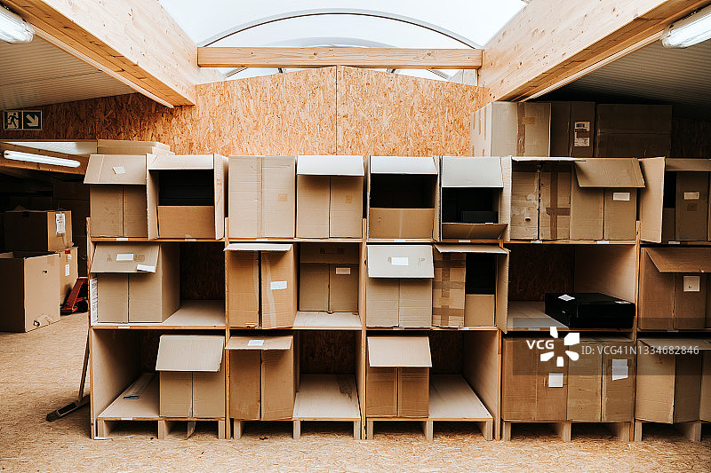 储藏室内的空纸板箱图片素材