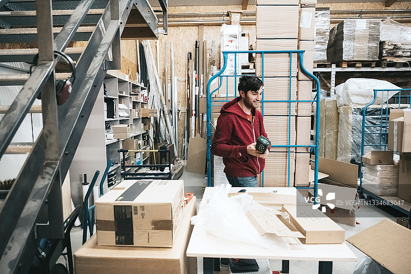 在储藏室工作的年轻人图片素材