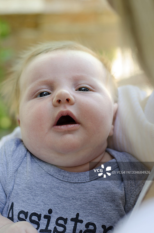 健康快乐的新生儿图片素材