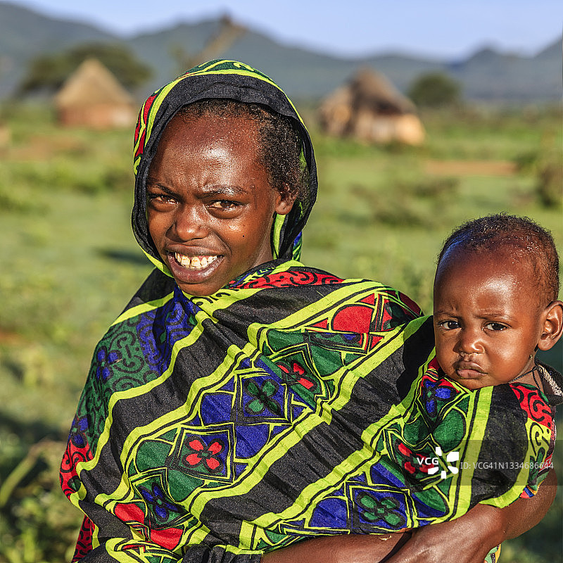 来自博拉纳部落抱着婴儿的年轻女孩，埃塞俄比亚，非洲图片素材