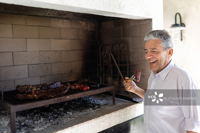 准备阿根廷烤肉的年长男人图片素材