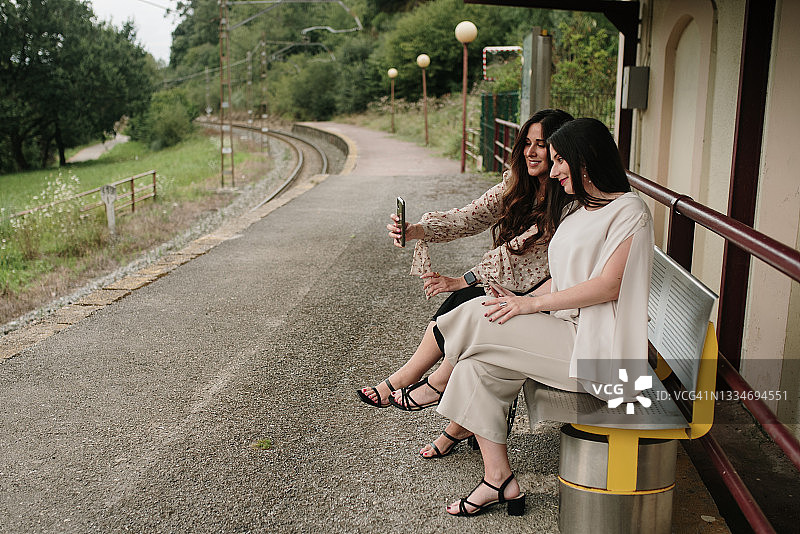 两位年轻女人在看智能手机图片素材