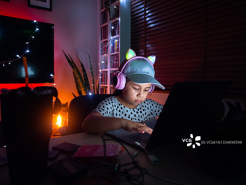 女孩在笔记本电脑上直播游戏图片素材