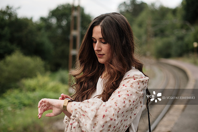 年轻女子使用智能手表图片素材