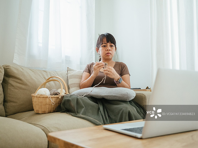 女人做钩针编织图片素材