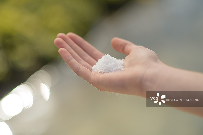 手拿盐图片素材