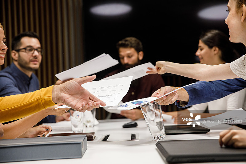 会议期间商务人士共享文件图片素材
