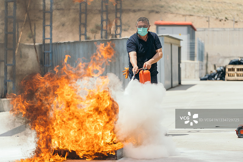 参加灭火器培训的人们图片素材