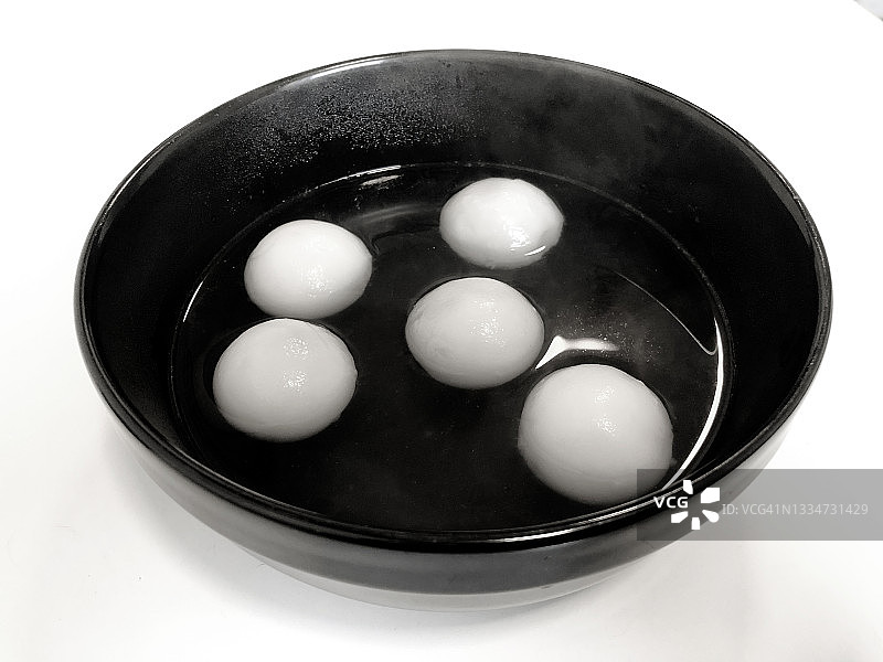 黑碗里的五个饭团图片素材