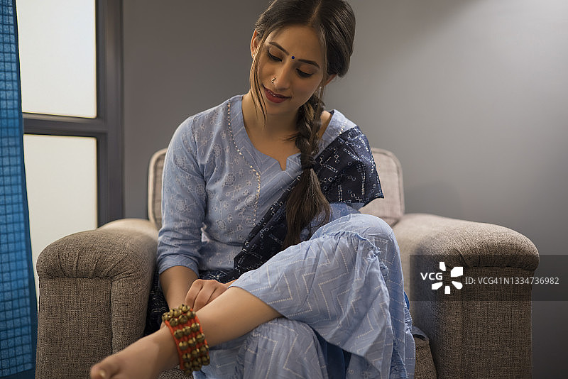 舞者系着她的ghunghroo图片素材