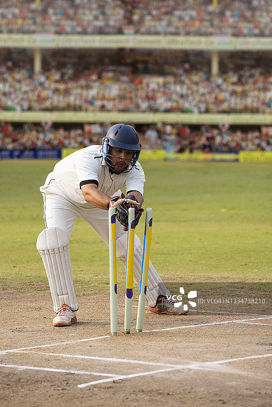 体育场比赛中， विकेटकीपर 接住投向 विकेट 的球图片素材