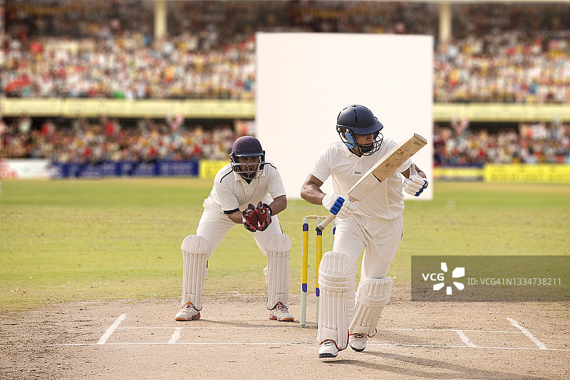 比赛中击球手跑动图片素材