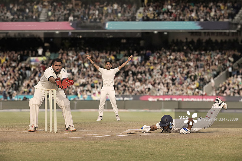 板球比赛中击球手跑动救球图片素材