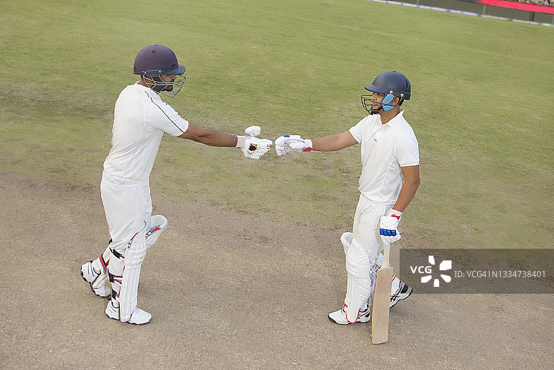 球场上，击球手在比赛中互相祝贺图片素材