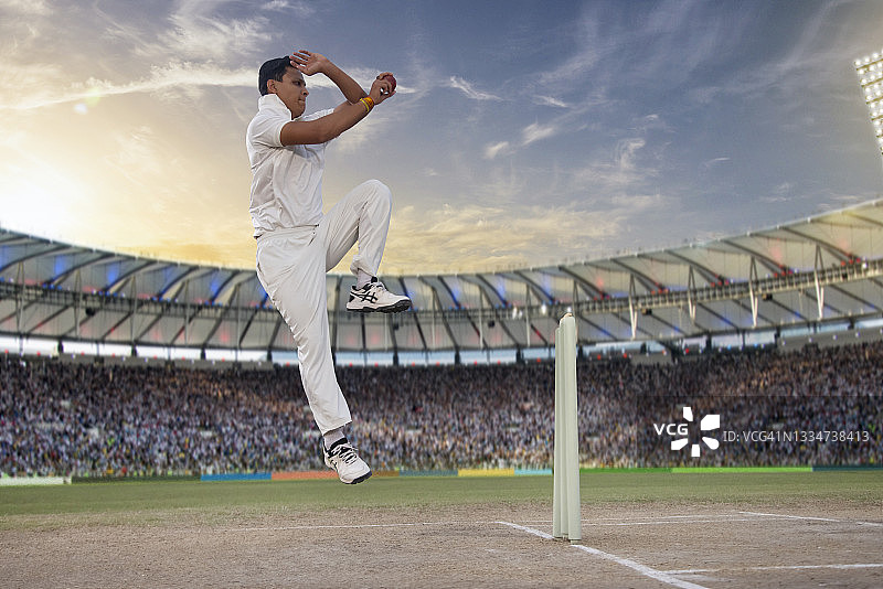 板球运动员，比赛中投球手投球图片素材