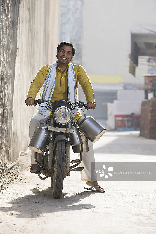 快乐的乡村送奶工图片素材