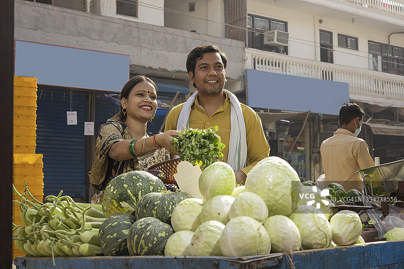 一对快乐的夫妻一起购买蔬菜图片素材