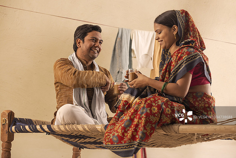 一对乡村夫妇坐在一起喝茶图片素材
