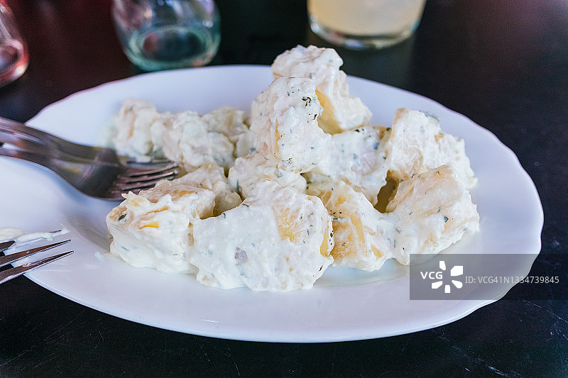 酒吧里的蒜泥蛋黄酱土豆图片素材