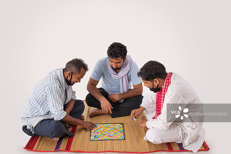 一群朋友快乐地玩棋盘游戏图片素材