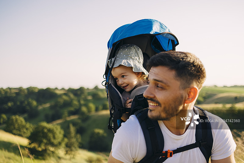 父女一起徒步旅行，享受乐趣图片素材