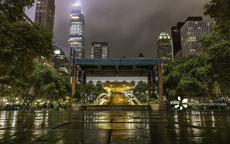 雨夜曼哈顿布莱恩特公园的倒影图片素材