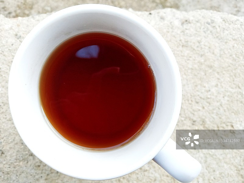 茶和白色马克杯图片素材