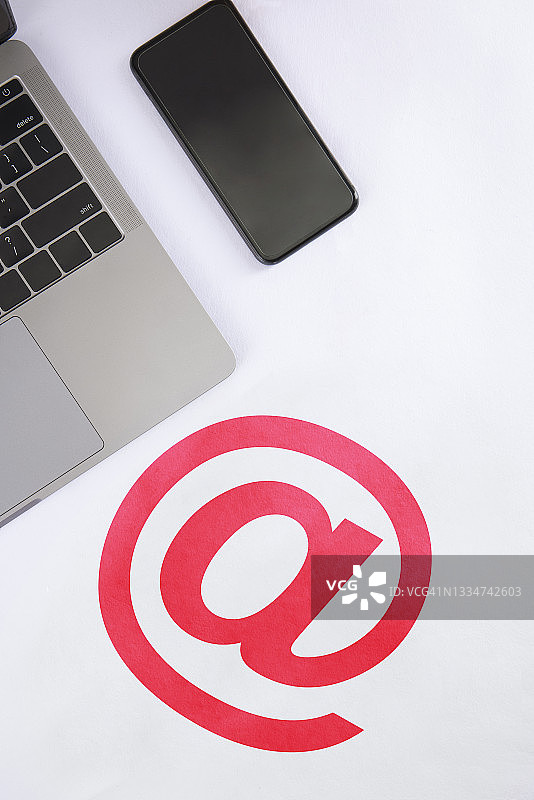 手机、笔记本电脑和@图形图片素材