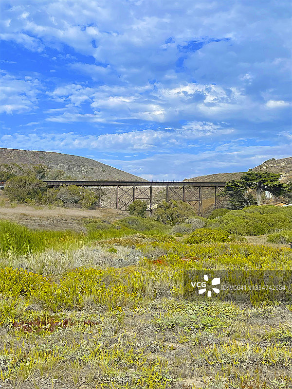 圣巴巴拉县Jalama海滩的列车桥梁图片素材