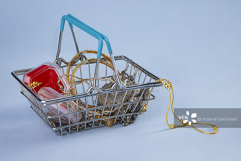 装满珠宝的迷你购物车图片素材