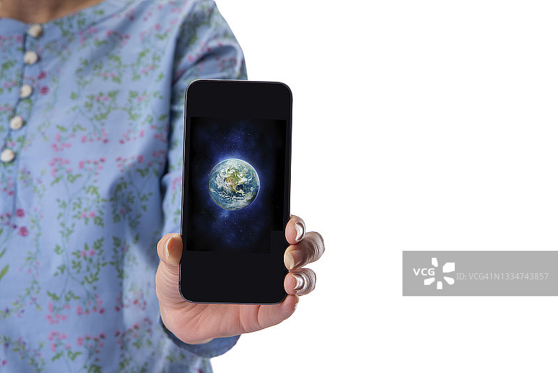 女人手持手机展示地球图片图片素材