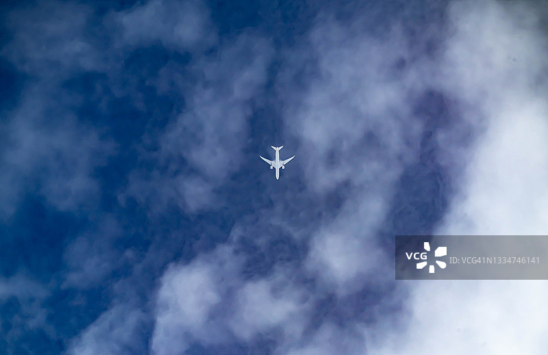 飞机飞过日本神奈川的蓝天图片素材
