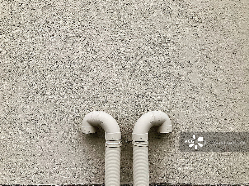 带两根管道的墙壁图片素材