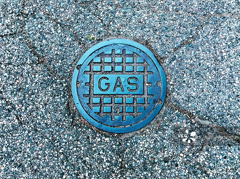 沥青路面上的油箱盖图片素材