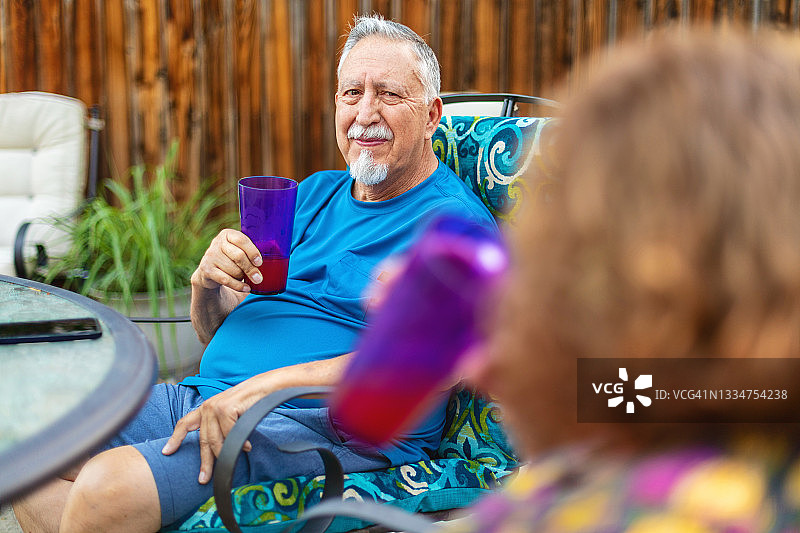 坐在后院露台桌旁的中年夫妇摄影系列图片素材