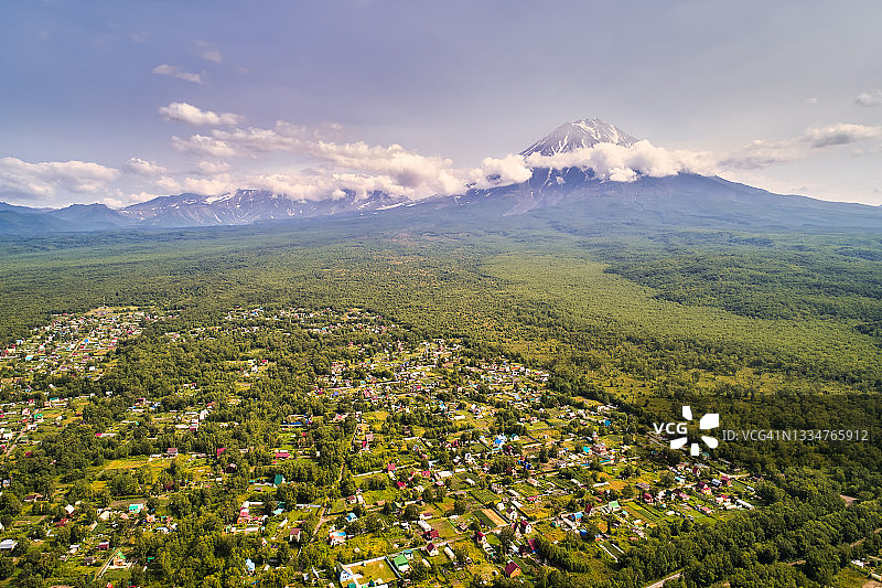 科里亚克火山脚下的乡村别墅村庄图片素材