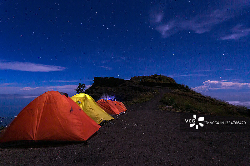 帐篷和银河林贾尼火山图片素材