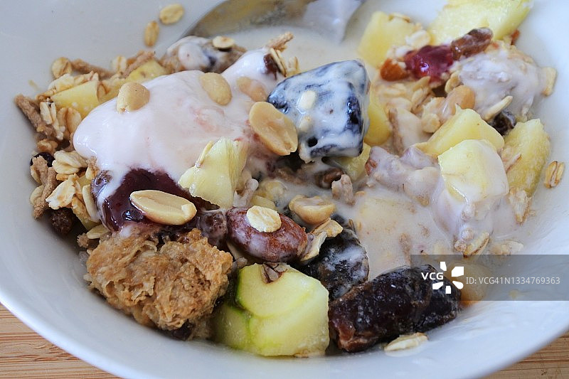 含新鲜水果和坚果的麦片碗图片素材