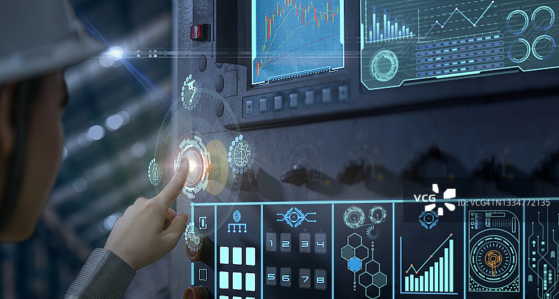 女工程师在智能工厂操作自动化机器人图片素材