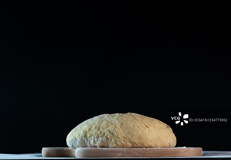 木制支架上的发酵面团图片素材