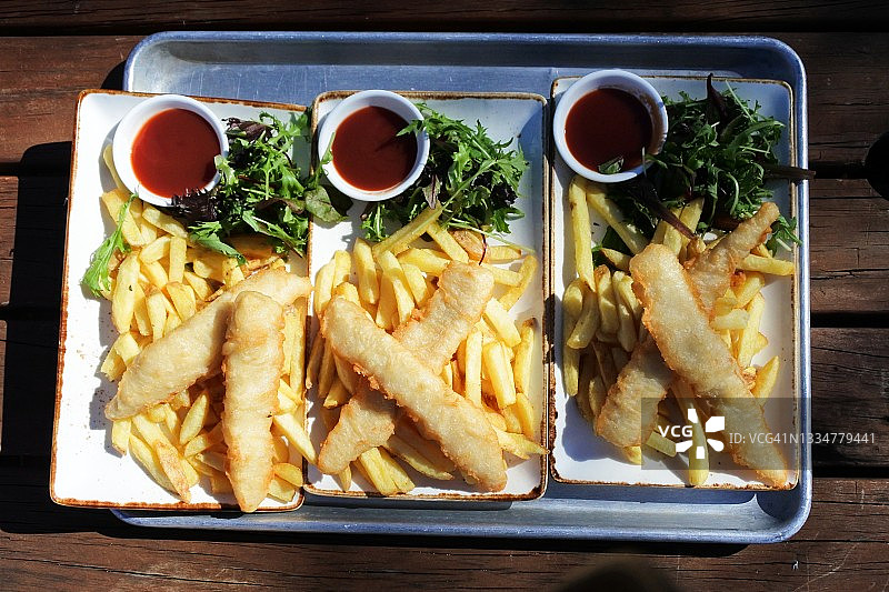 一盘新鲜的鱼和薯条图片素材