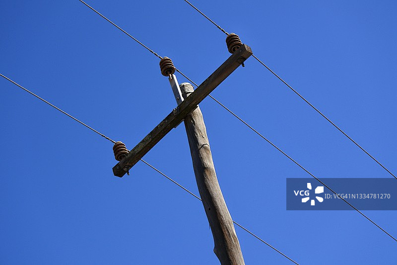 蓝天下的旧电力线路图片素材