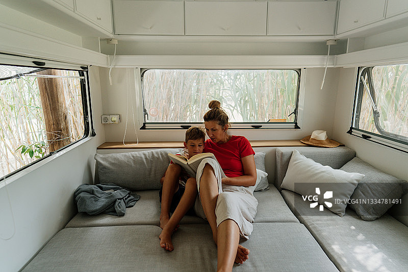 母亲在旅途中教育儿子图片素材